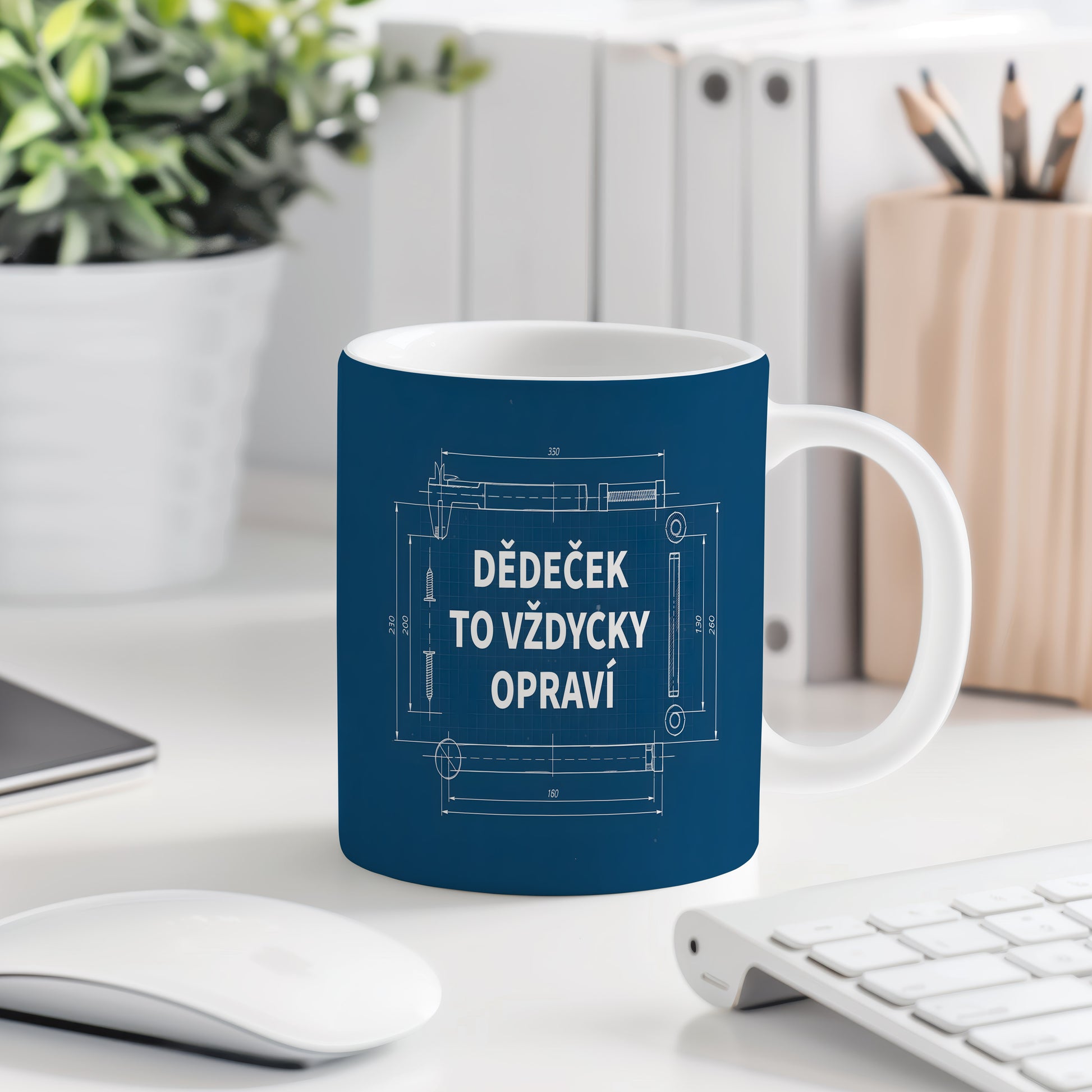 Modrý hrnek s technickým nákresem a nápisem 'DĚDEČEK TO VŽDYCKY OPRAVÍ'.