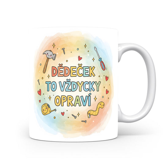 Hrnek s nápisem 'DĚDEČEK TO VŽDYCKY OPRAVÍ' a motivy nástrojů a srdcí.