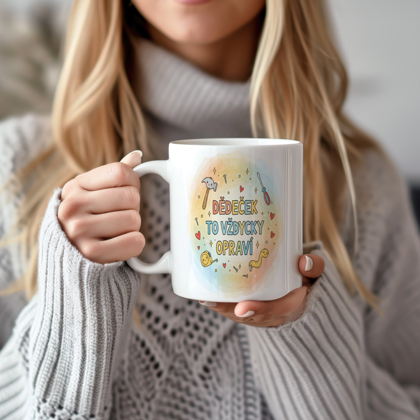 Hrnek s nápisem 'DĚDEČEK TO VŽDYCKY OPRAVÍ' a motivy nástrojů a srdcí.