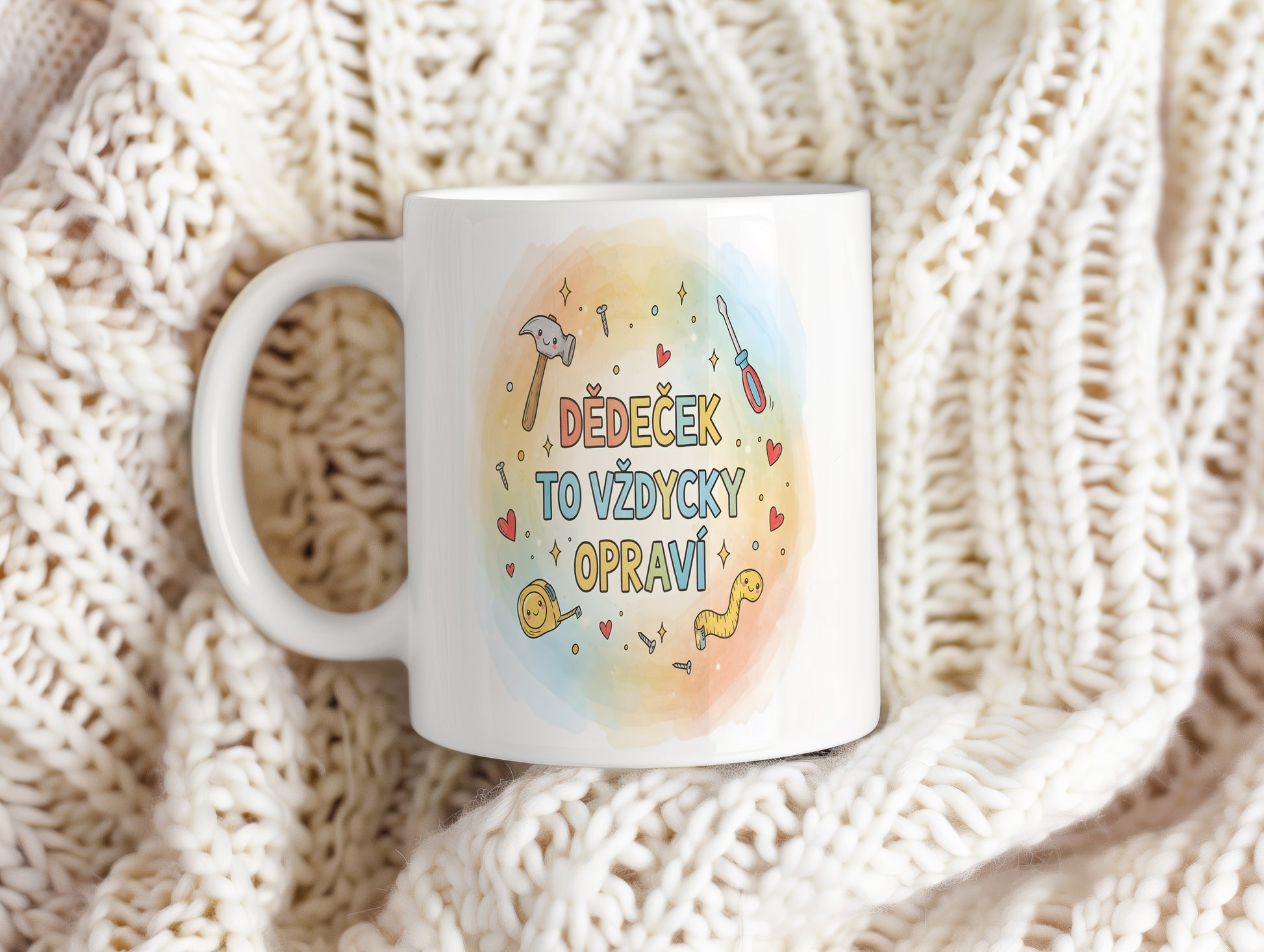 Hrnek s nápisem 'DĚDEČEK TO VŽDYCKY OPRAVÍ' a motivy nástrojů a srdcí.