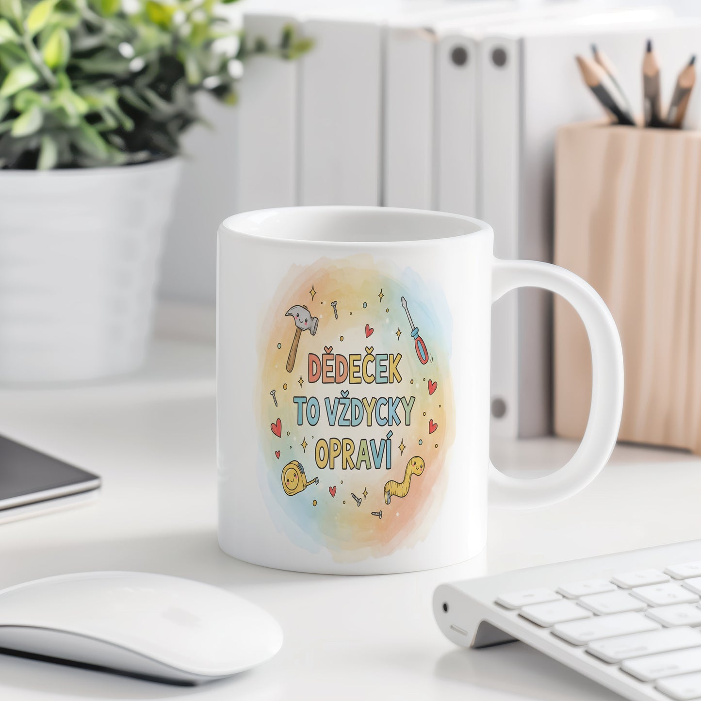Hrnek s nápisem 'DĚDEČEK TO VŽDYCKY OPRAVÍ' a motivy nástrojů a srdcí.
