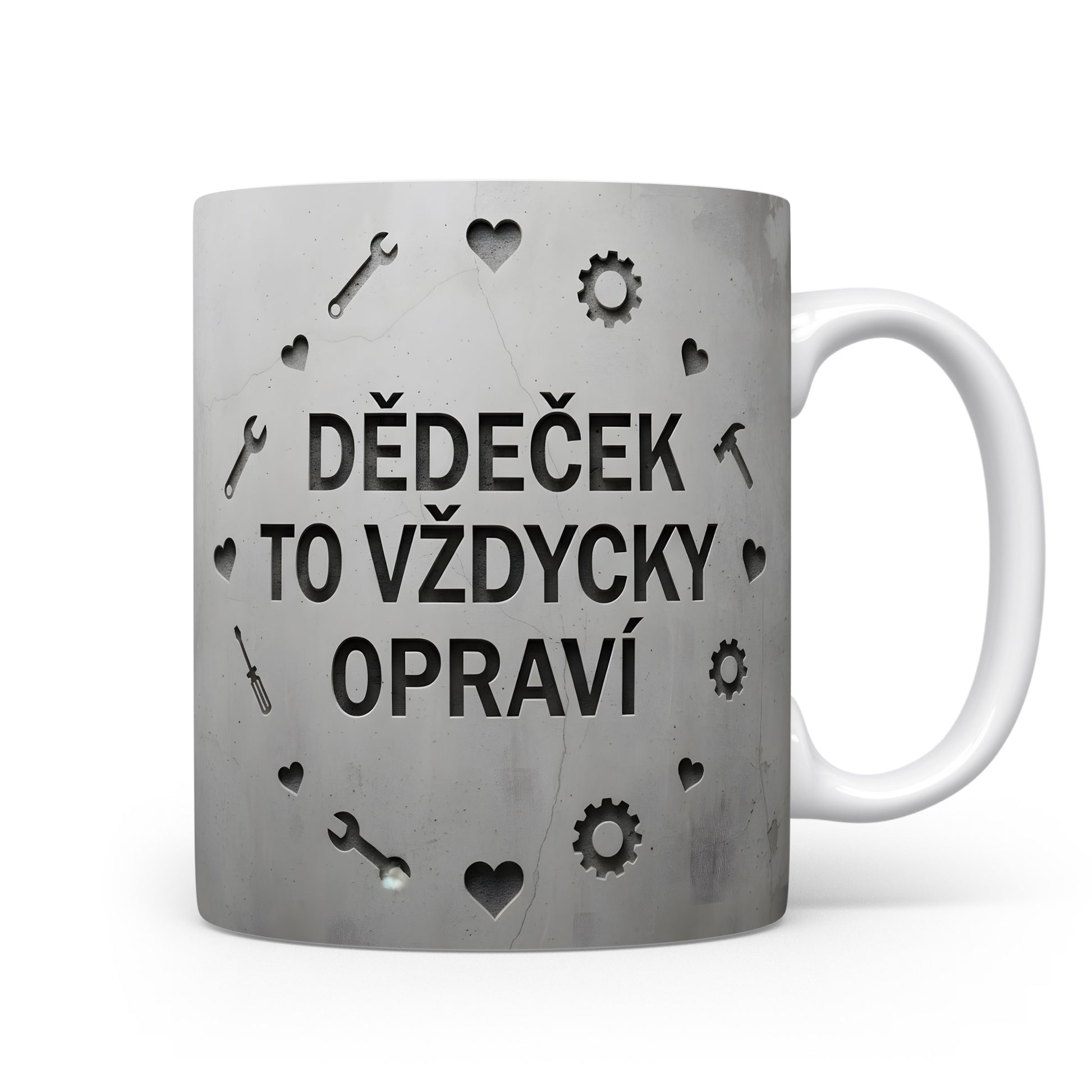 Hrnek s nápisem 'DĚDEČEK TO VŽDYCKY OPRAVÍ' a motivem nářadí na betonovém pozadí.