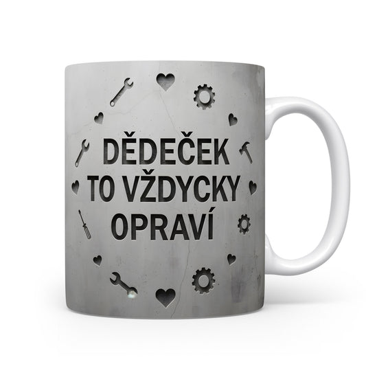 Hrnek s nápisem 'DĚDEČEK TO VŽDYCKY OPRAVÍ' a motivem nářadí na betonovém pozadí.