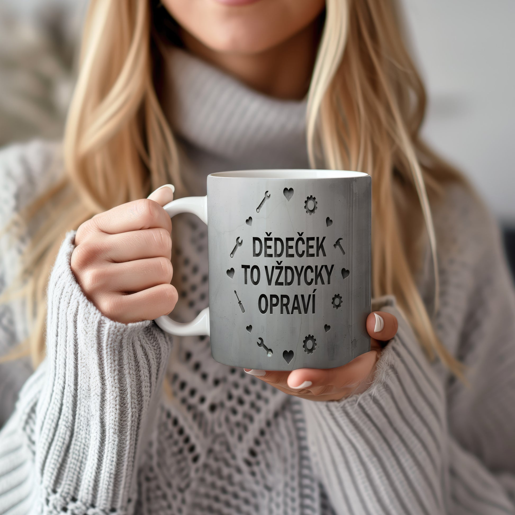 Hrnek s nápisem 'DĚDEČEK TO VŽDYCKY OPRAVÍ' a motivem nářadí na betonovém pozadí.