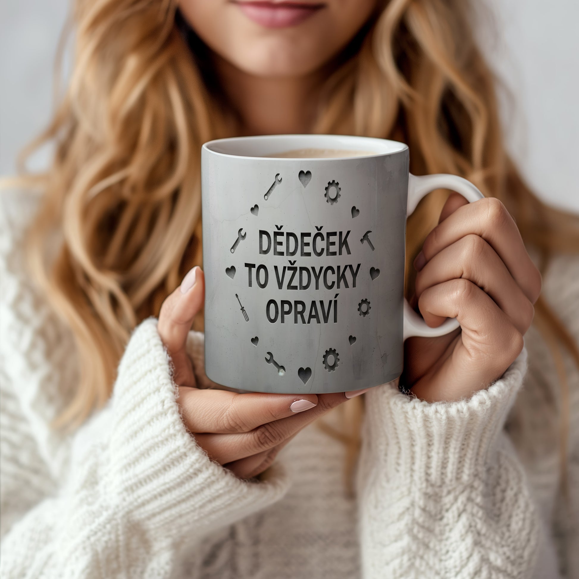 Hrnek s nápisem 'DĚDEČEK TO VŽDYCKY OPRAVÍ' a motivem nářadí na betonovém pozadí.