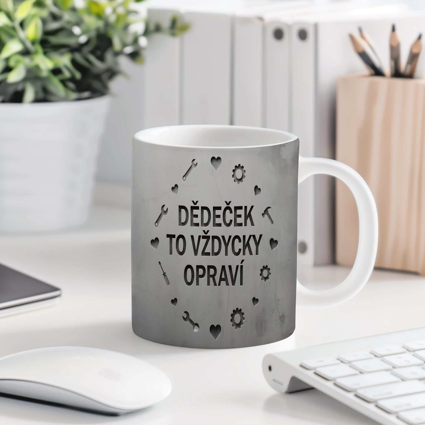 Hrnek s nápisem 'DĚDEČEK TO VŽDYCKY OPRAVÍ' a motivem nářadí na betonovém pozadí.