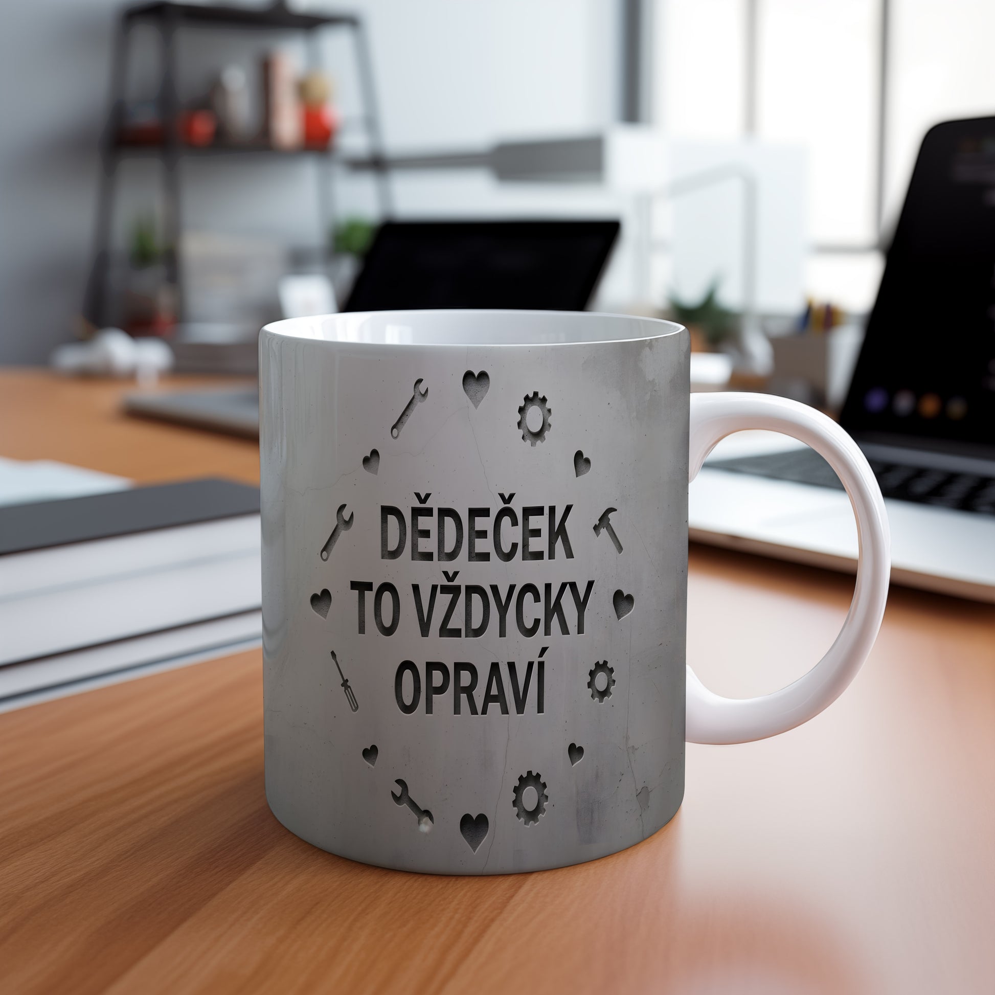 Hrnek s nápisem 'DĚDEČEK TO VŽDYCKY OPRAVÍ' a motivem nářadí na betonovém pozadí.