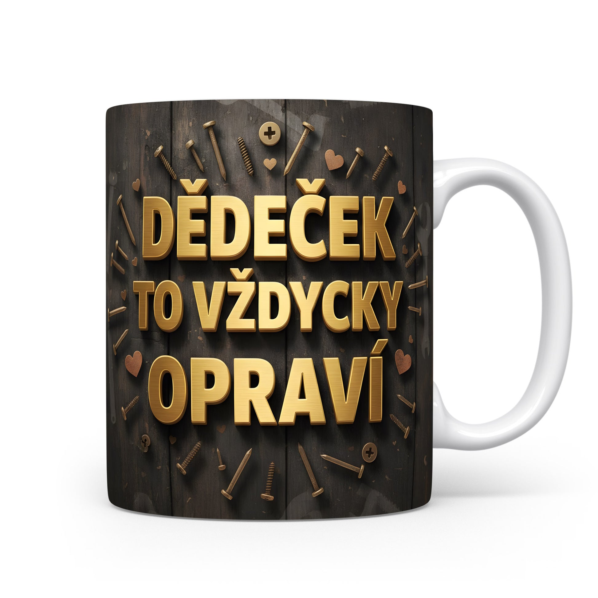 Hrnek s nápisem DĚDEČEK TO VŽDYCKY OPRAVÍ na dřevěném pozadí.