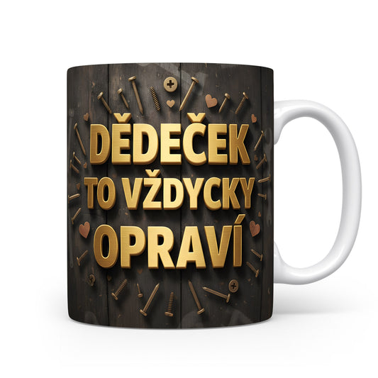 Hrnek s nápisem DĚDEČEK TO VŽDYCKY OPRAVÍ na dřevěném pozadí.