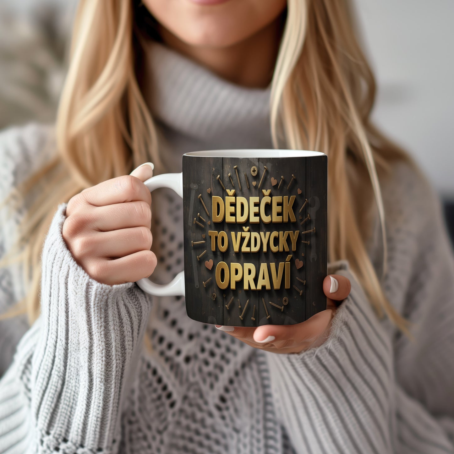 Hrnek s nápisem DĚDEČEK TO VŽDYCKY OPRAVÍ na dřevěném pozadí.