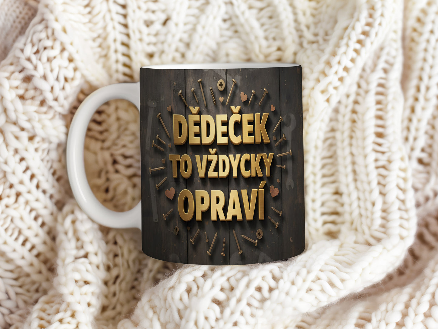 Hrnek s nápisem DĚDEČEK TO VŽDYCKY OPRAVÍ na dřevěném pozadí.