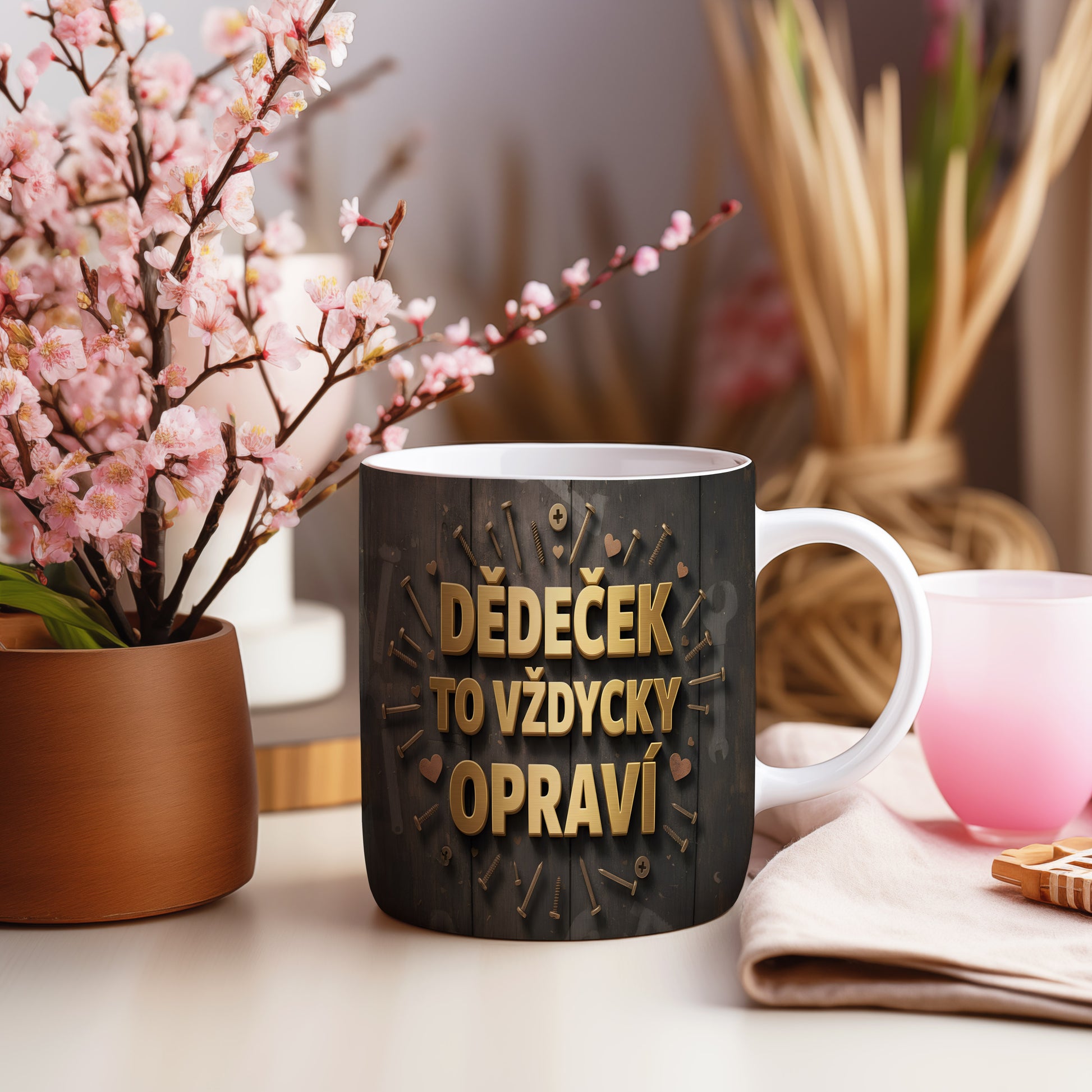 Hrnek s nápisem DĚDEČEK TO VŽDYCKY OPRAVÍ na dřevěném pozadí.