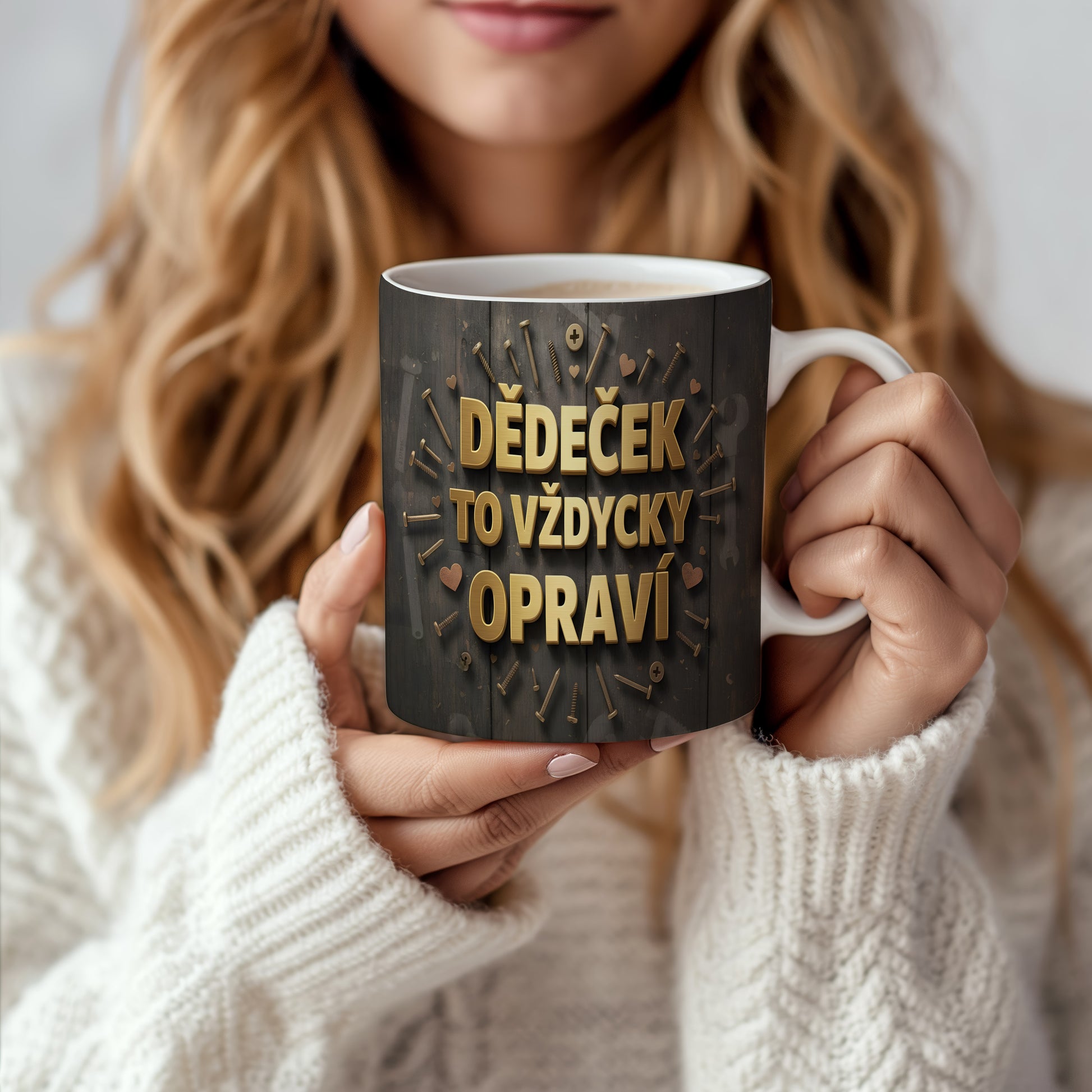 Hrnek s nápisem DĚDEČEK TO VŽDYCKY OPRAVÍ na dřevěném pozadí.