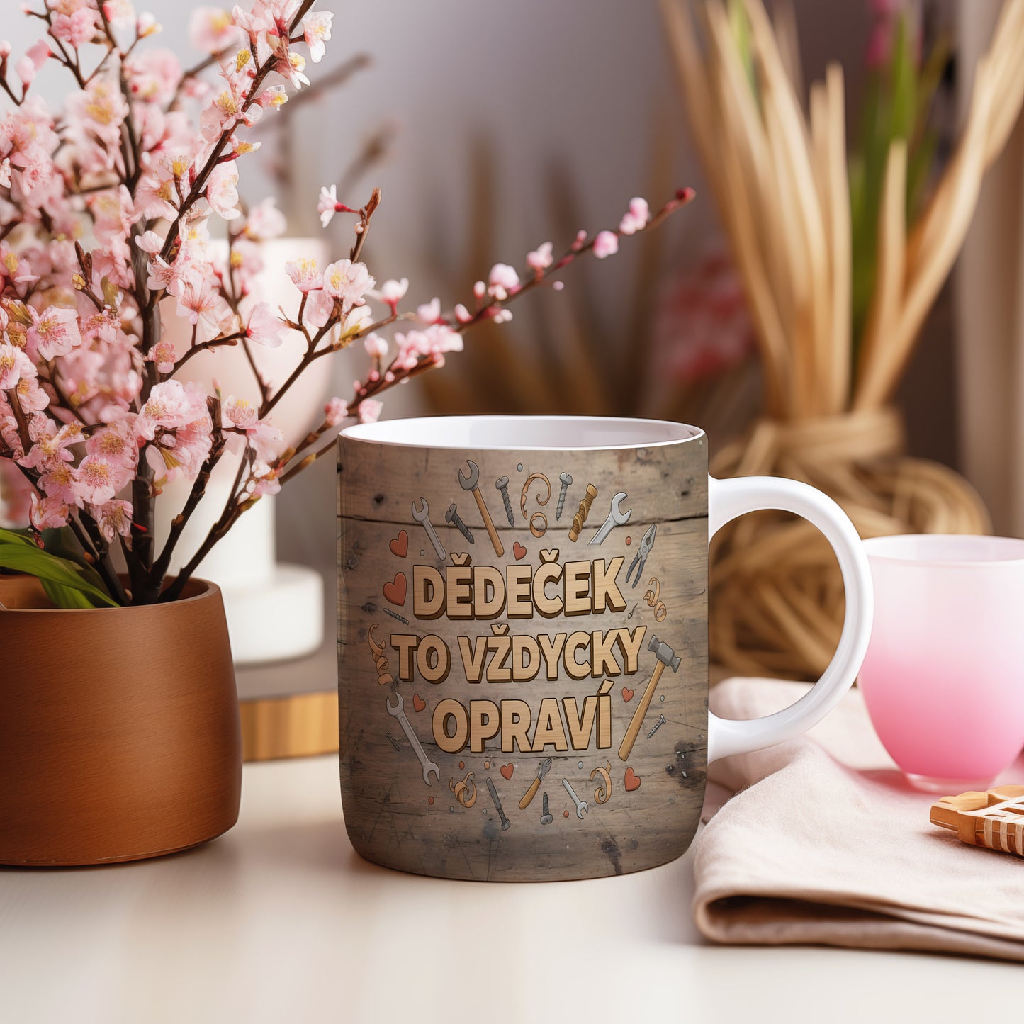 Rustikální hrnek s nápisem a motivem nářadí pro dědečka.