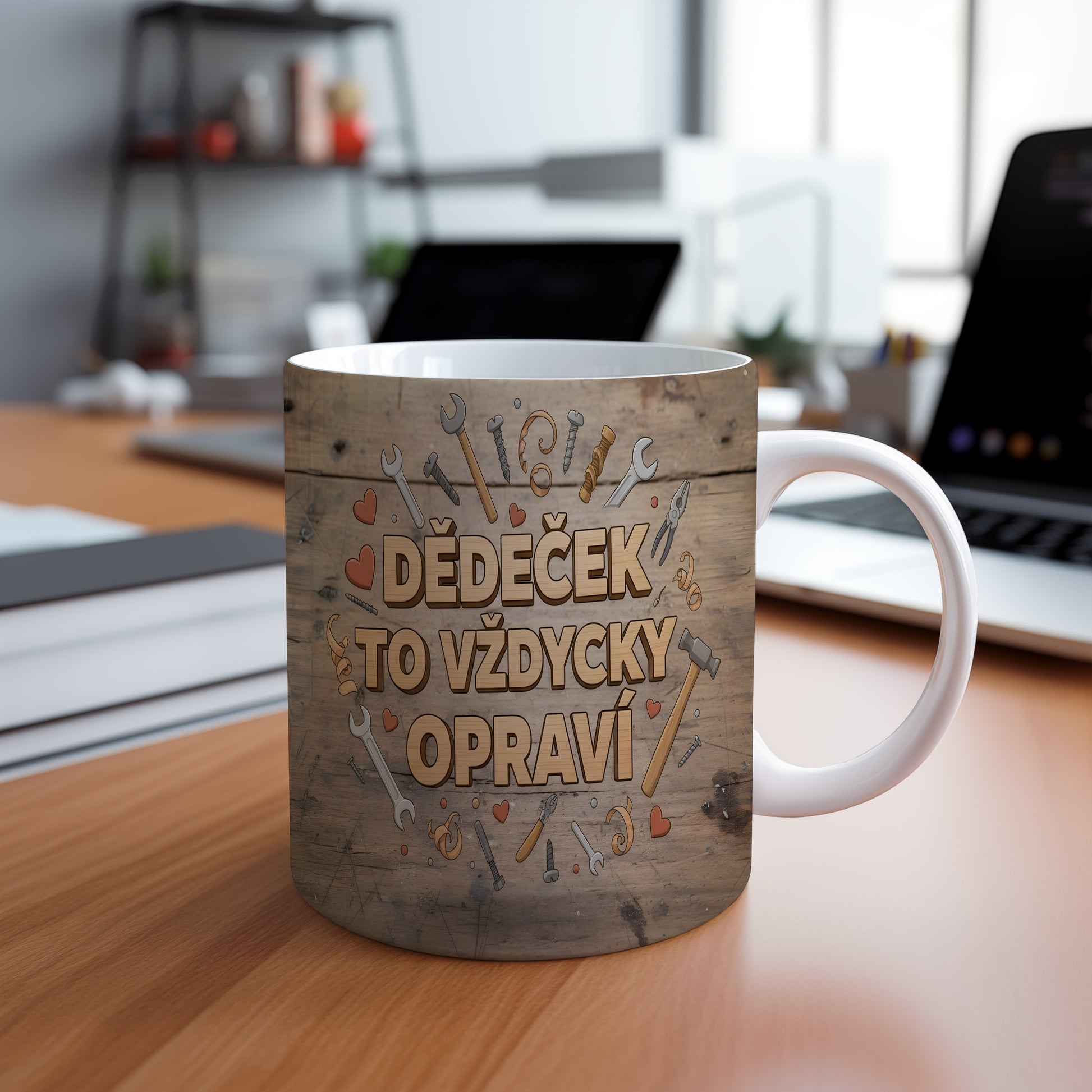 Rustikální hrnek s nápisem a motivem nářadí pro dědečka.