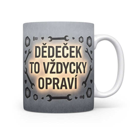 Šedý hrnek s nápisem 'DĚDEČEK TO VŽDYCKY OPRAVÍ' a motivem nářadí.