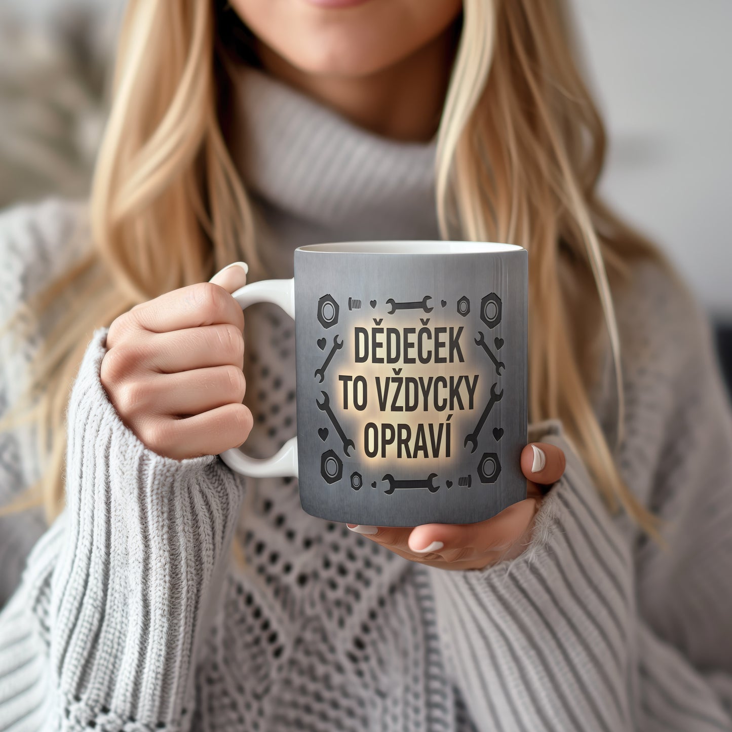 Šedý hrnek s nápisem 'DĚDEČEK TO VŽDYCKY OPRAVÍ' a motivem nářadí.