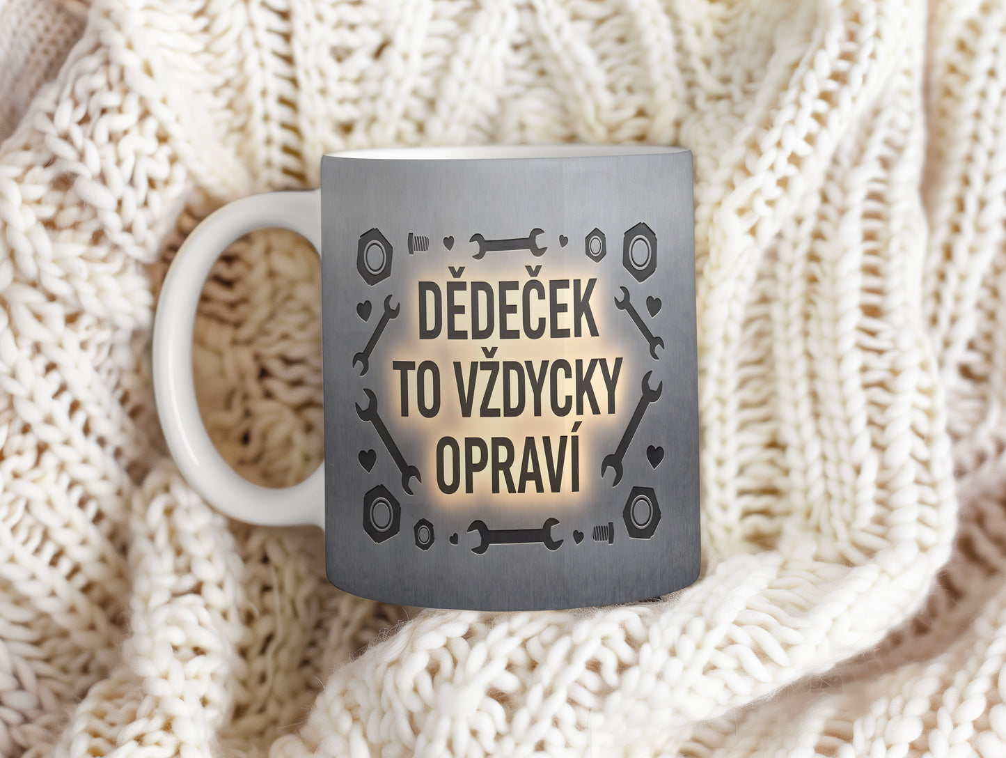 Šedý hrnek s nápisem 'DĚDEČEK TO VŽDYCKY OPRAVÍ' a motivem nářadí.