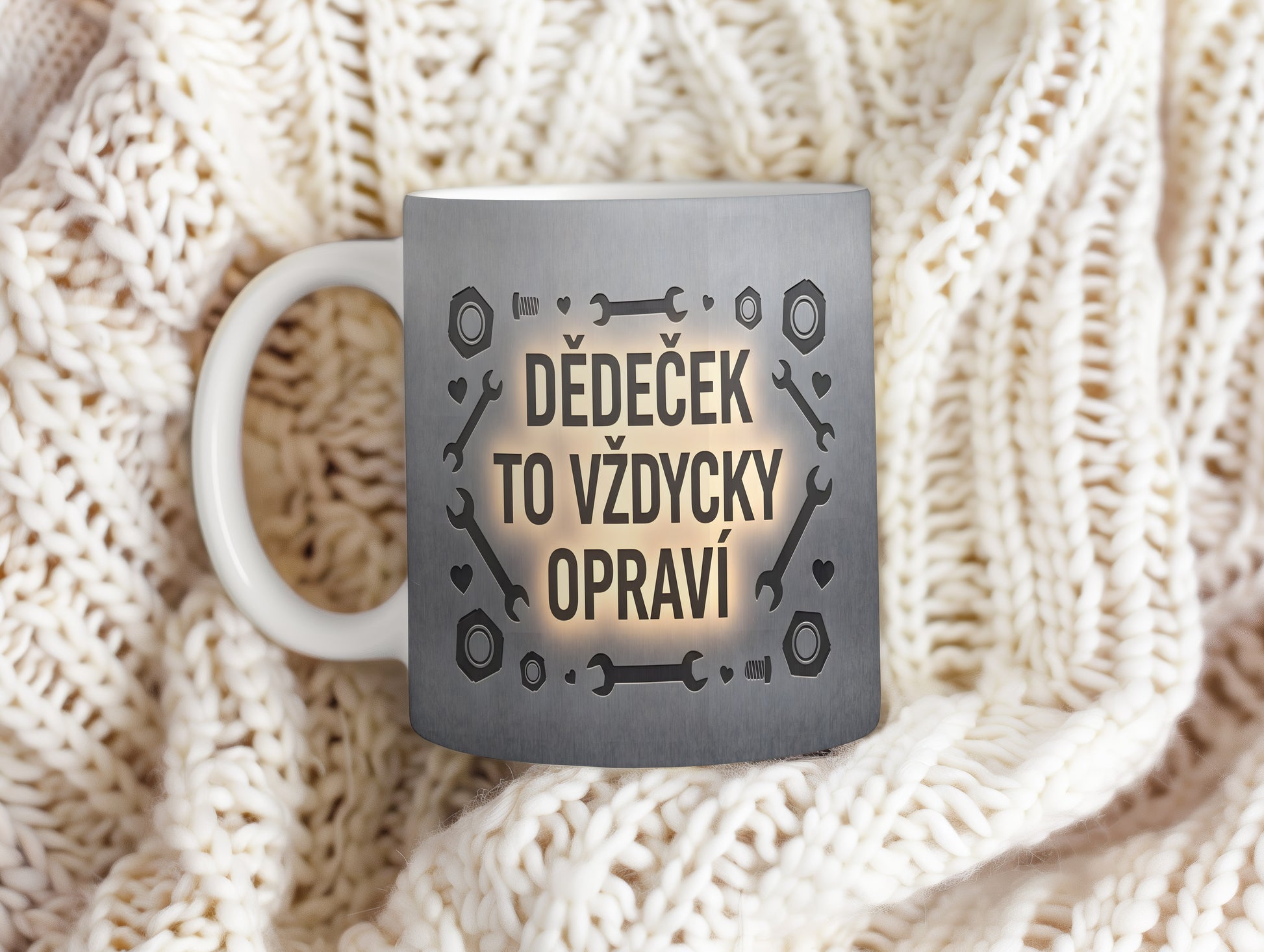 Šedý hrnek s nápisem 'DĚDEČEK TO VŽDYCKY OPRAVÍ' a motivem nářadí.