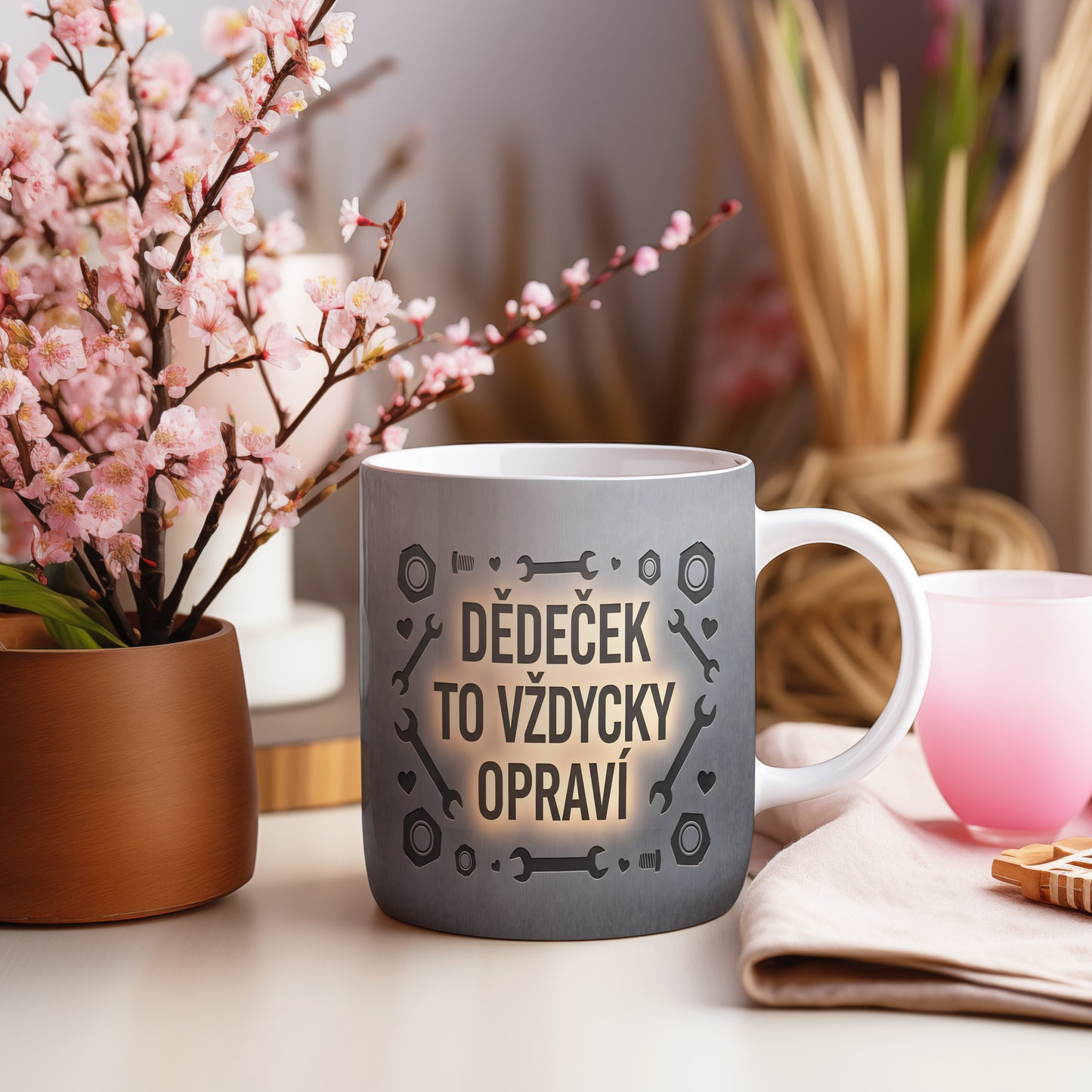 Šedý hrnek s nápisem 'DĚDEČEK TO VŽDYCKY OPRAVÍ' a motivem nářadí.
