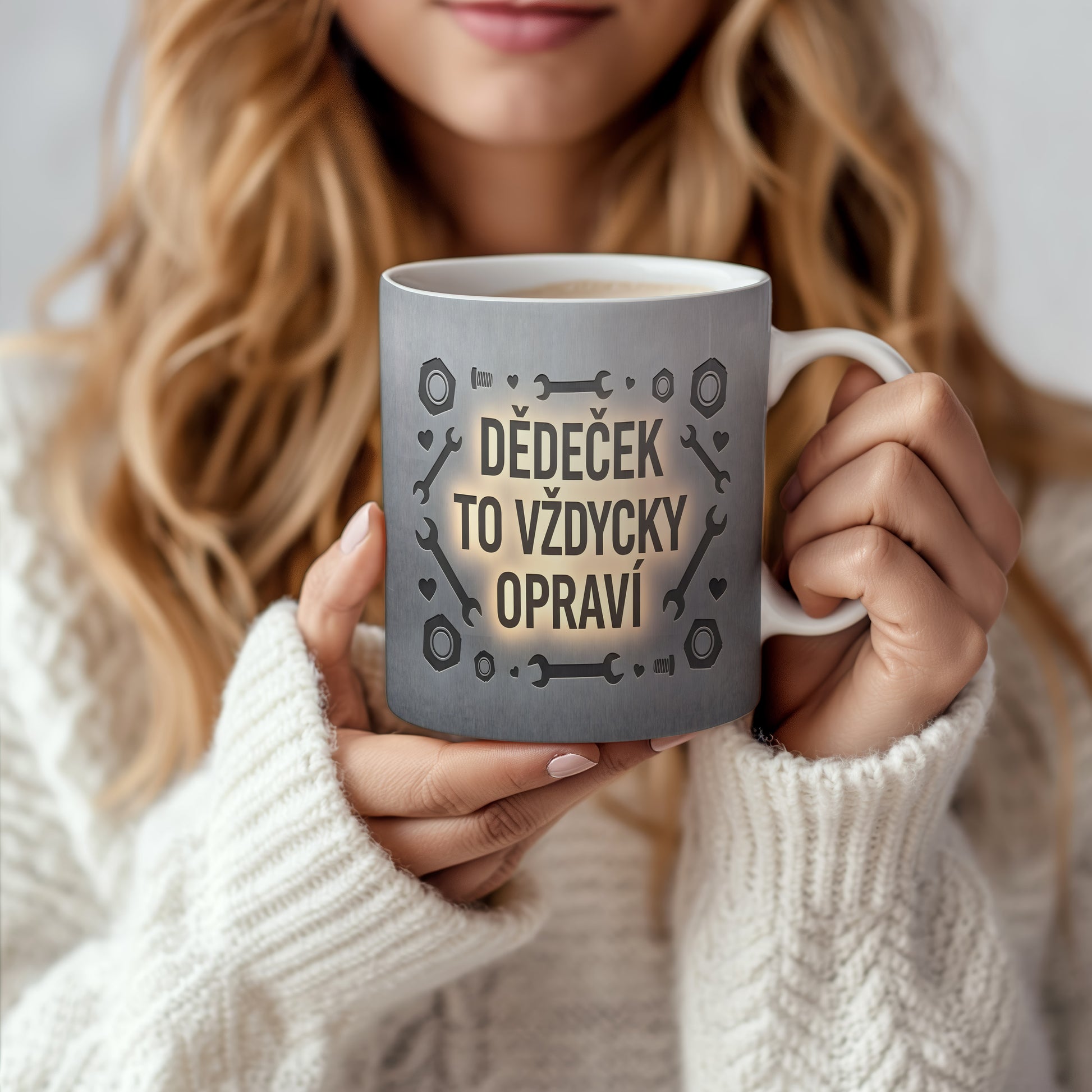 Šedý hrnek s nápisem 'DĚDEČEK TO VŽDYCKY OPRAVÍ' a motivem nářadí.