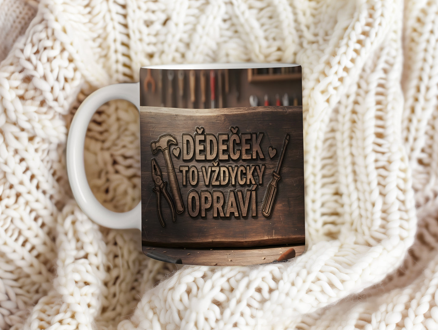 Hrnek s nápisem DĚDEČEK TO VŽDYCKY OPRAVÍ na dřevěném pozadí s nástroji.