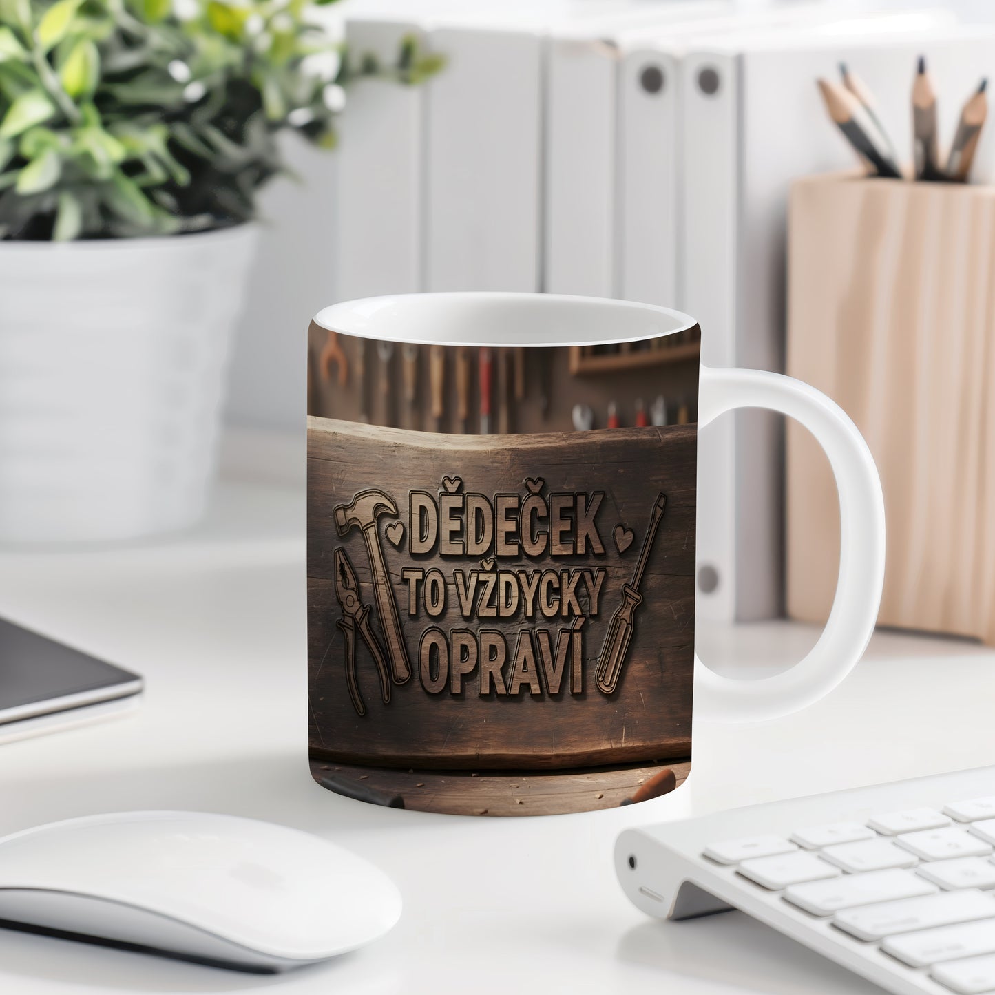 Hrnek s nápisem DĚDEČEK TO VŽDYCKY OPRAVÍ na dřevěném pozadí s nástroji.