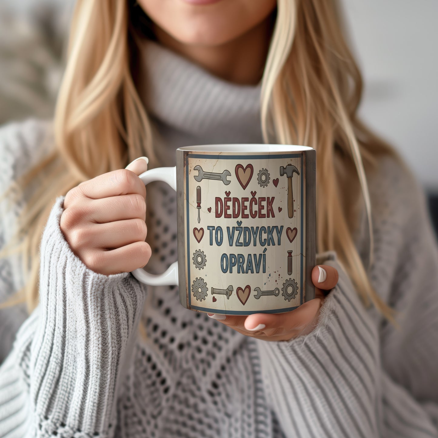 Hrnek s nápisem 'DĚDEČEK TO VŽDYCKY OPRAVÍ' a motivem nářadí.