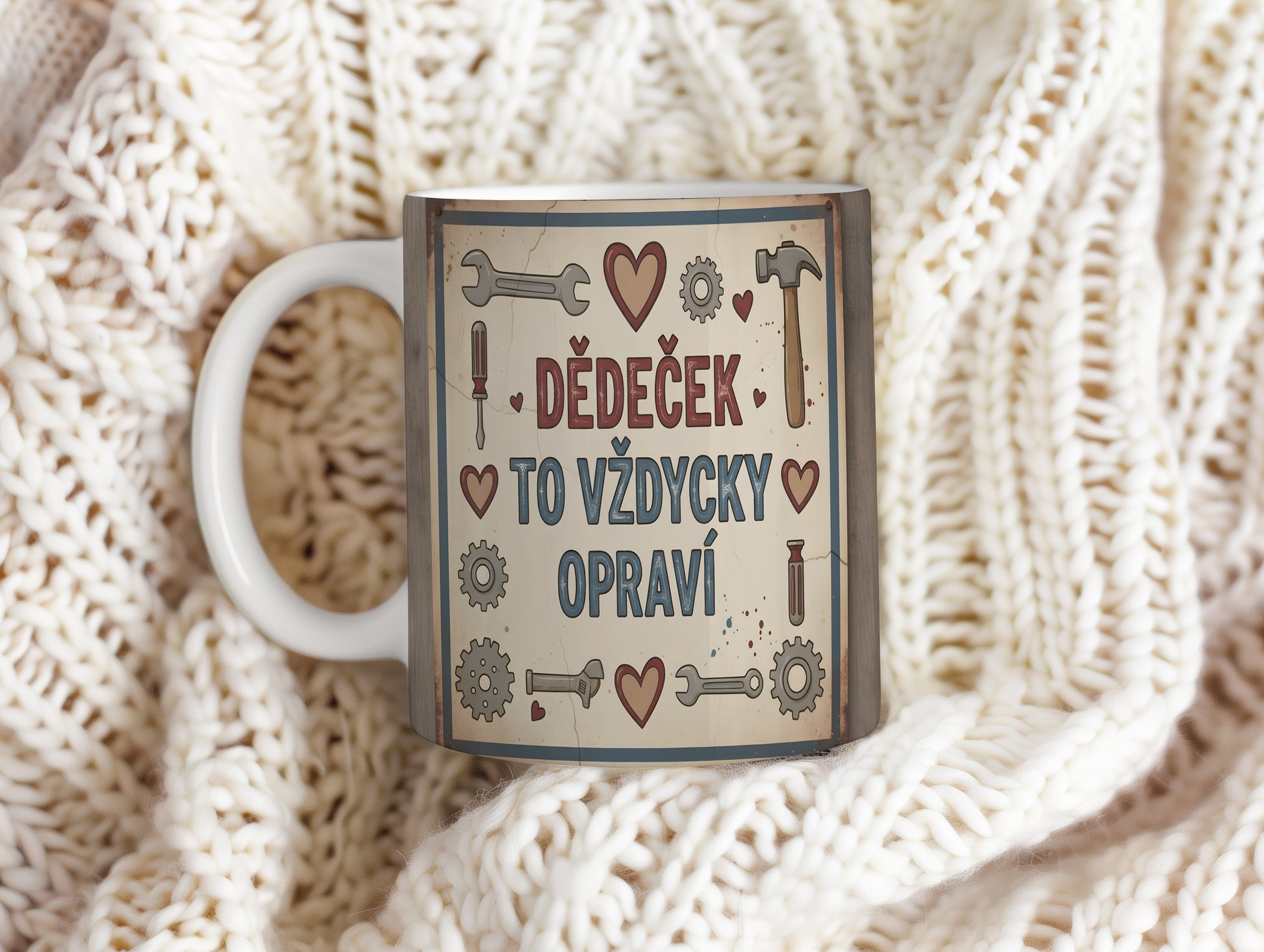 Hrnek s nápisem 'DĚDEČEK TO VŽDYCKY OPRAVÍ' a motivem nářadí.