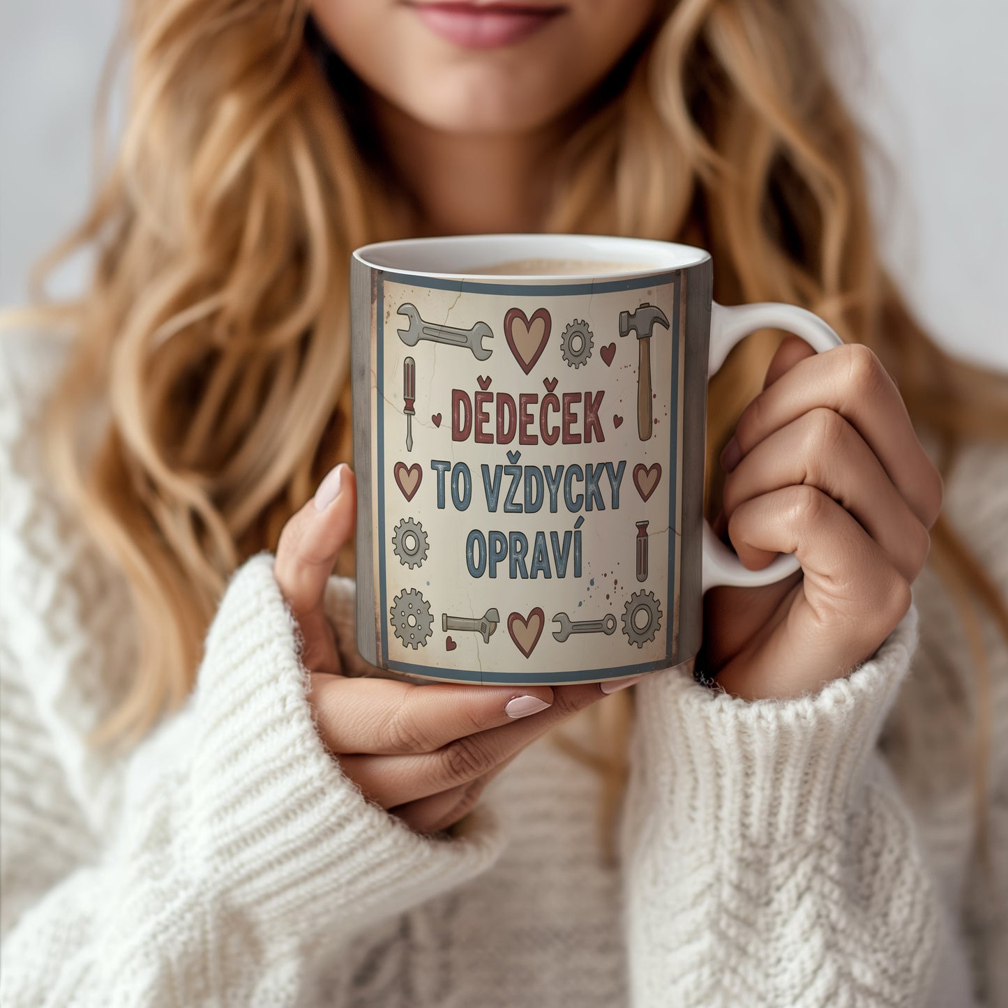 Hrnek s nápisem 'DĚDEČEK TO VŽDYCKY OPRAVÍ' a motivem nářadí.