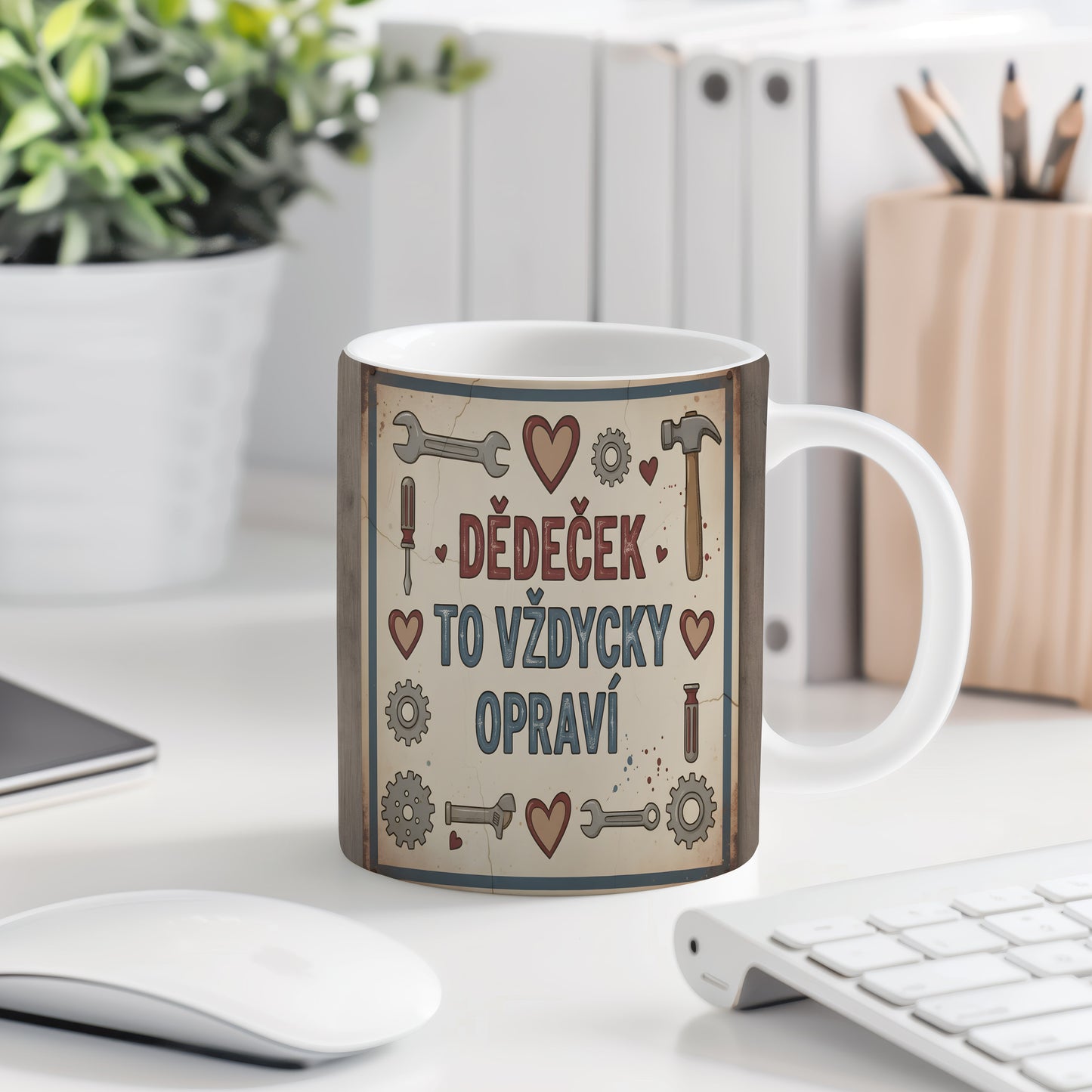 Hrnek s nápisem 'DĚDEČEK TO VŽDYCKY OPRAVÍ' a motivem nářadí.