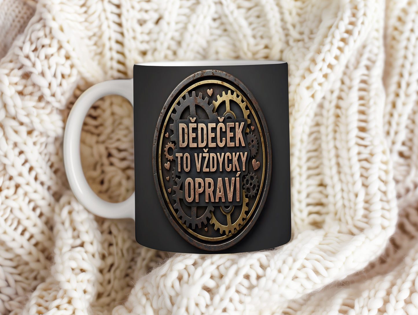 Hrnek s nápisem 'DĚDEČEK TO VŽDYCKY OPRAVÍ' a motivem ozubených kol.