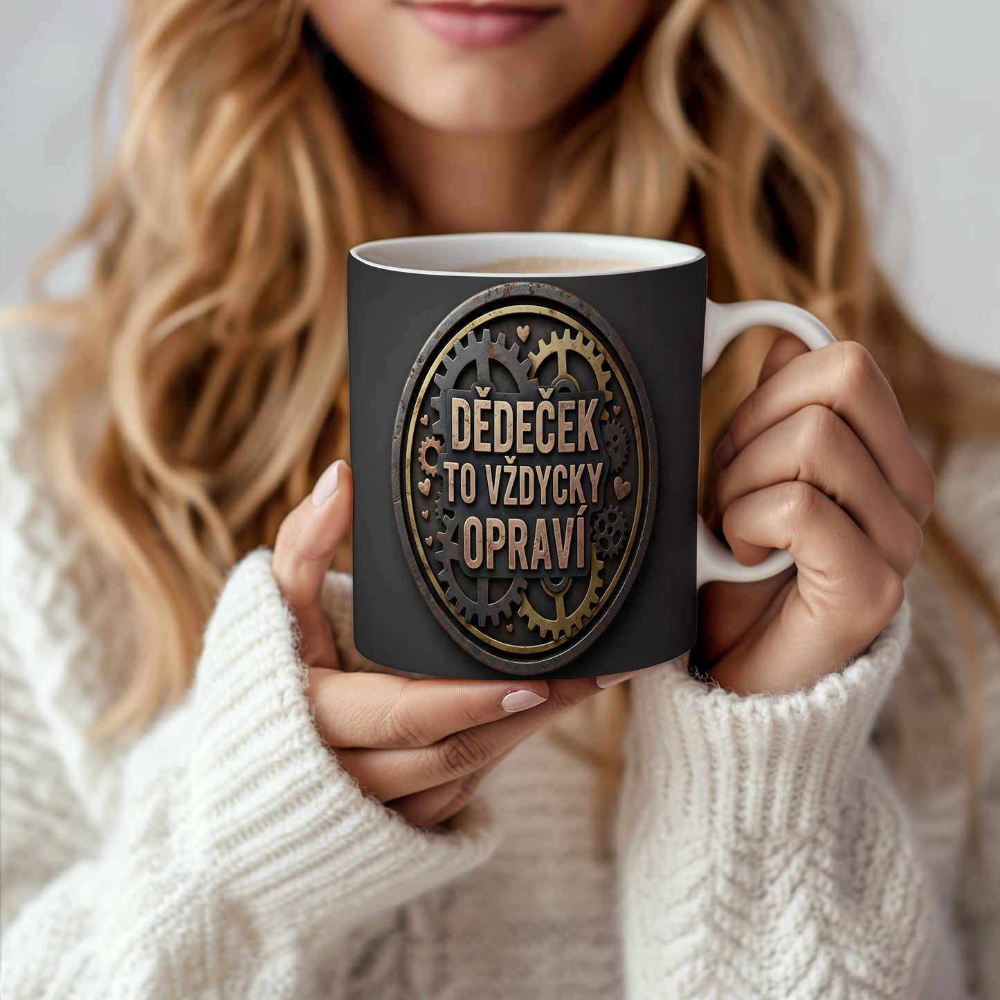 Hrnek s nápisem 'DĚDEČEK TO VŽDYCKY OPRAVÍ' a motivem ozubených kol.