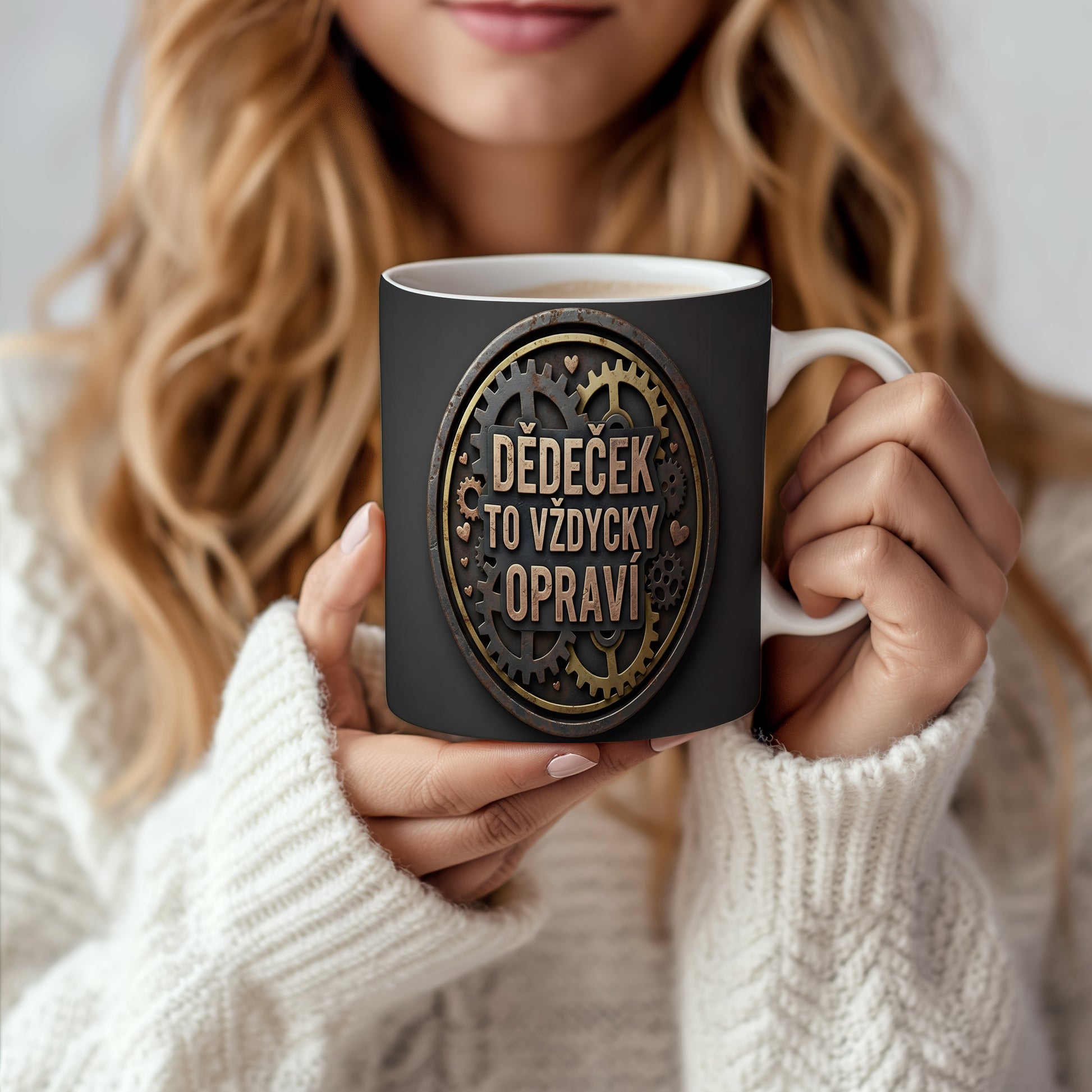 Hrnek s nápisem 'DĚDEČEK TO VŽDYCKY OPRAVÍ' a motivem ozubených kol.