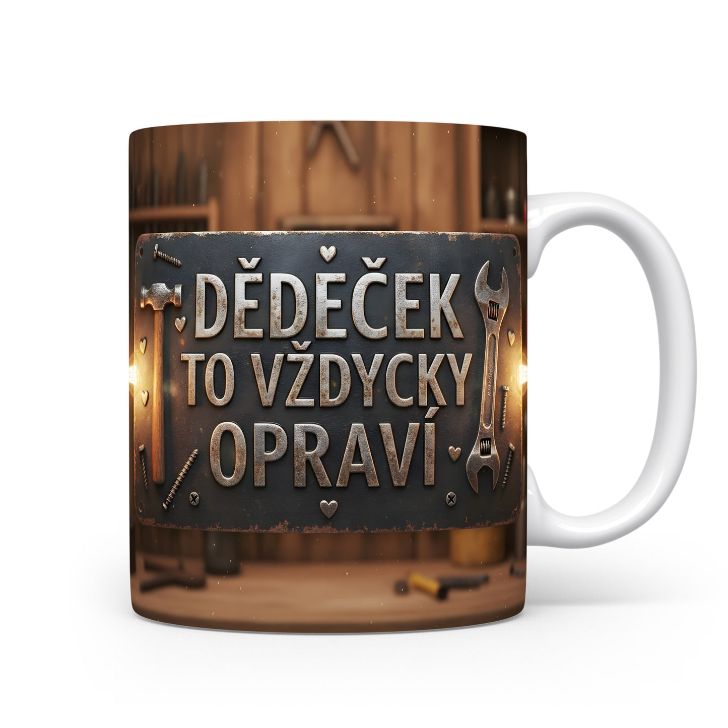 Rustikální hrnek s nápisem 'DĚDEČEK TO VŽDYCKY OPRAVÍ' a motivem nástrojů.