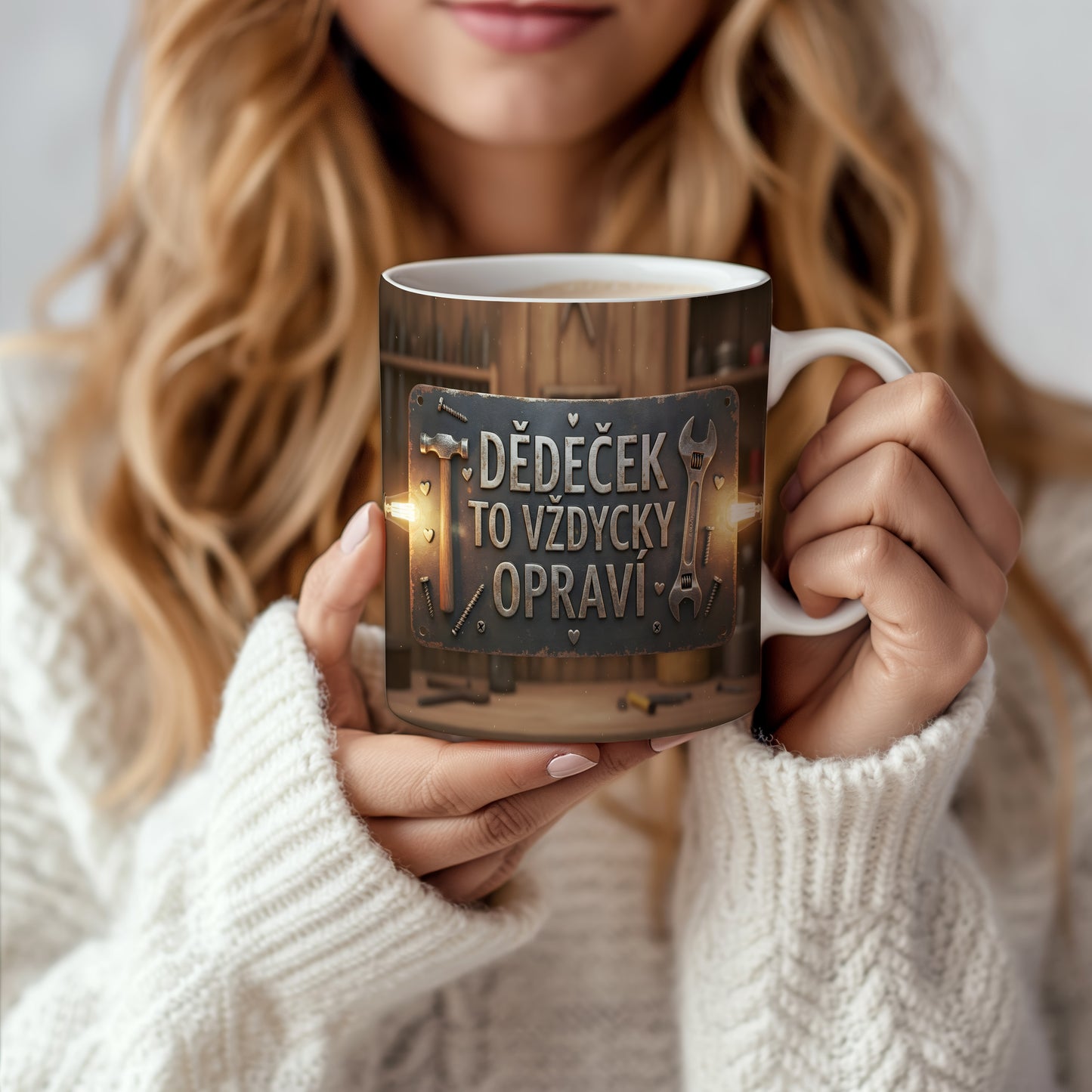 Rustikální hrnek s nápisem 'DĚDEČEK TO VŽDYCKY OPRAVÍ' a motivem nástrojů.