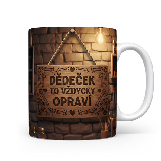 Hrnek s nápisem 'DĚDEČEK TO VŽDYCKY OPRAVÍ' na pozadí cihlové zdi.