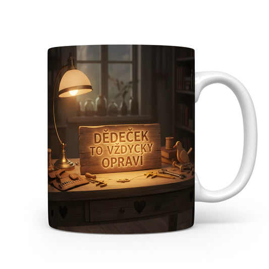 Hrnek s nápisem DĚDEČEK TO VŽDYCKY OPRAVÍ na dřevěném pozadí s nástroji.