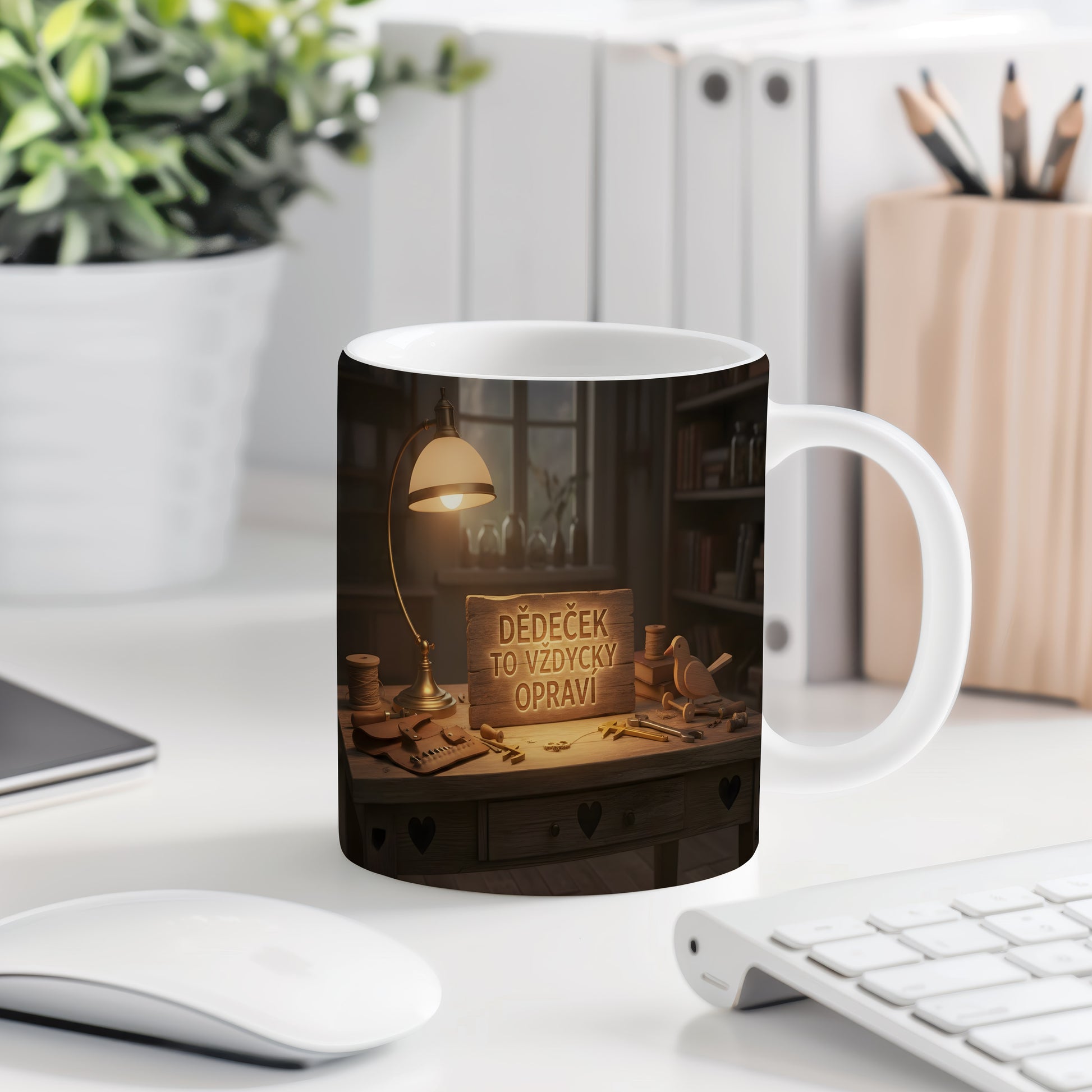 Hrnek s nápisem DĚDEČEK TO VŽDYCKY OPRAVÍ na dřevěném pozadí s nástroji.