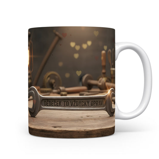 Hrnek s nápisem 'Dědeček to vždycky opraví' a rustikálním designem.