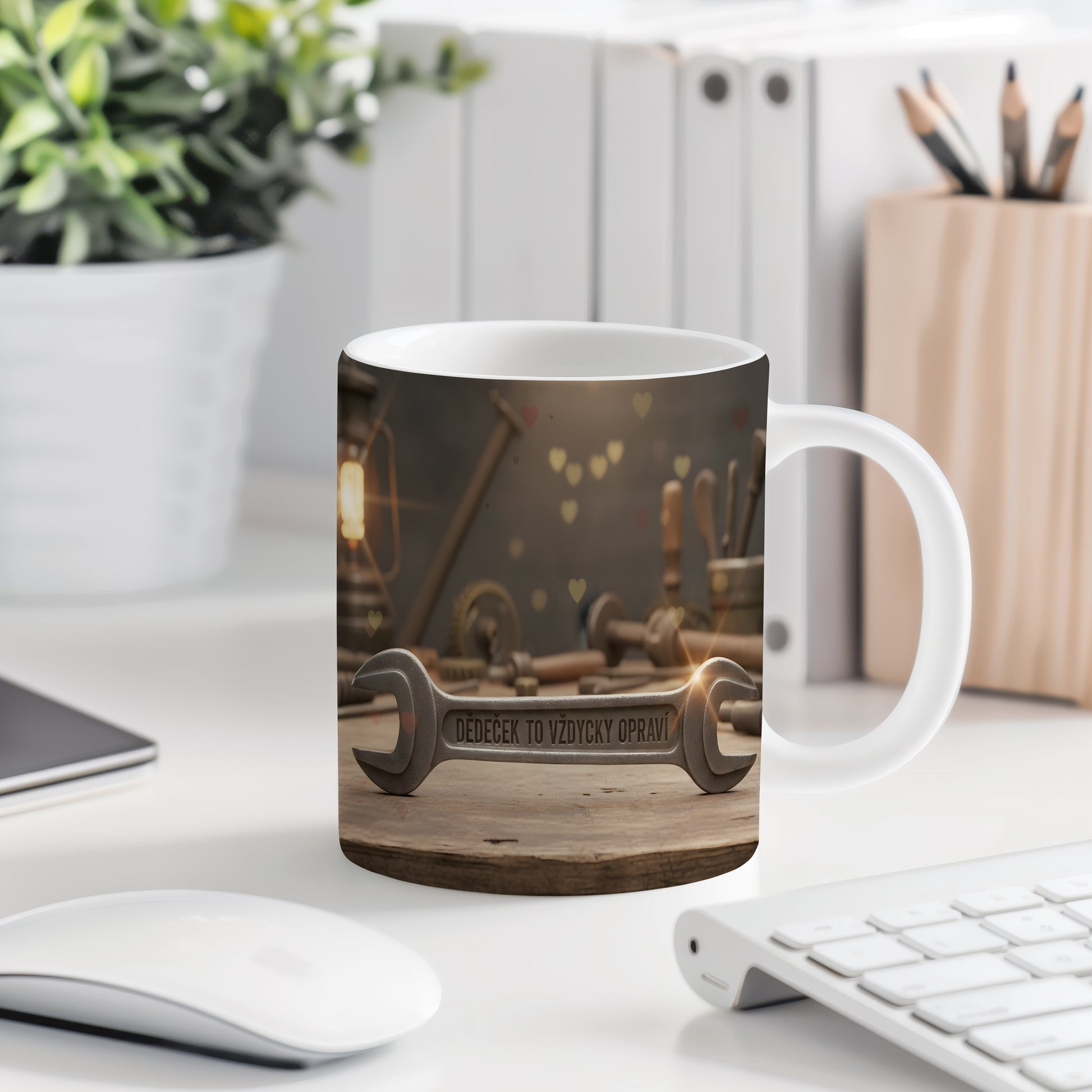 Hrnek s nápisem 'Dědeček to vždycky opraví' a rustikálním designem.