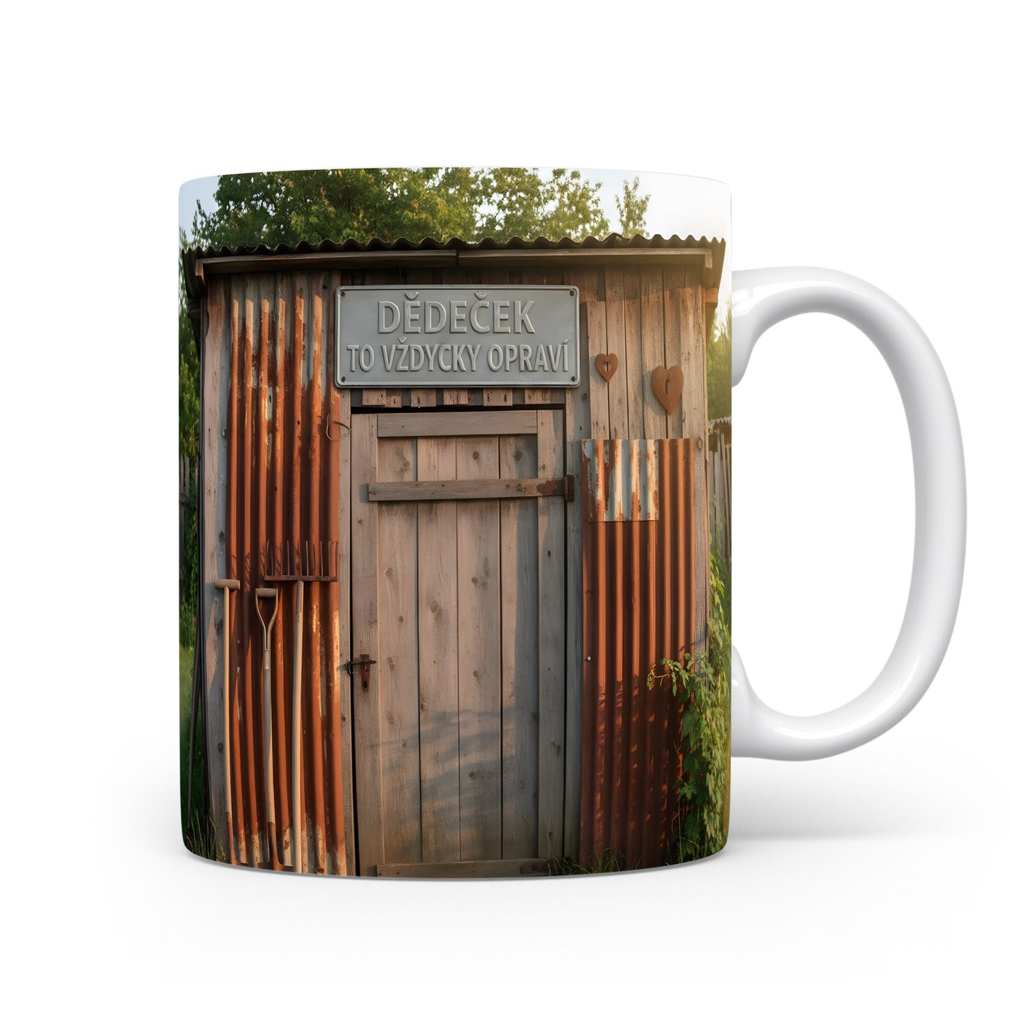 Rustikální hrnek s motivem dřevěného přístřešku a nápisem DĚDEČEK TO VŽDYCKY OPRAVÍ.