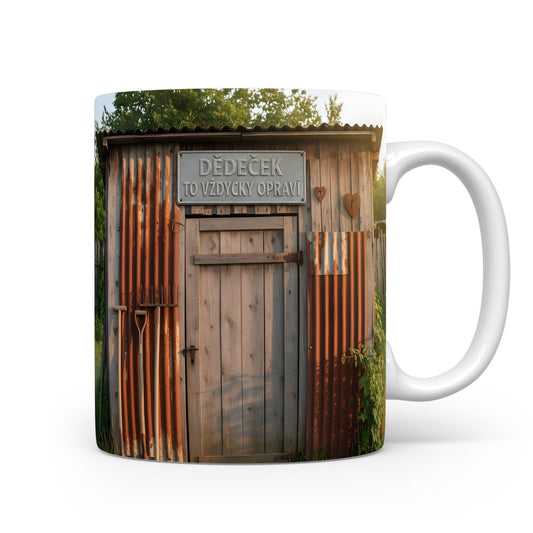 Rustikální hrnek s motivem dřevěného přístřešku a nápisem DĚDEČEK TO VŽDYCKY OPRAVÍ.