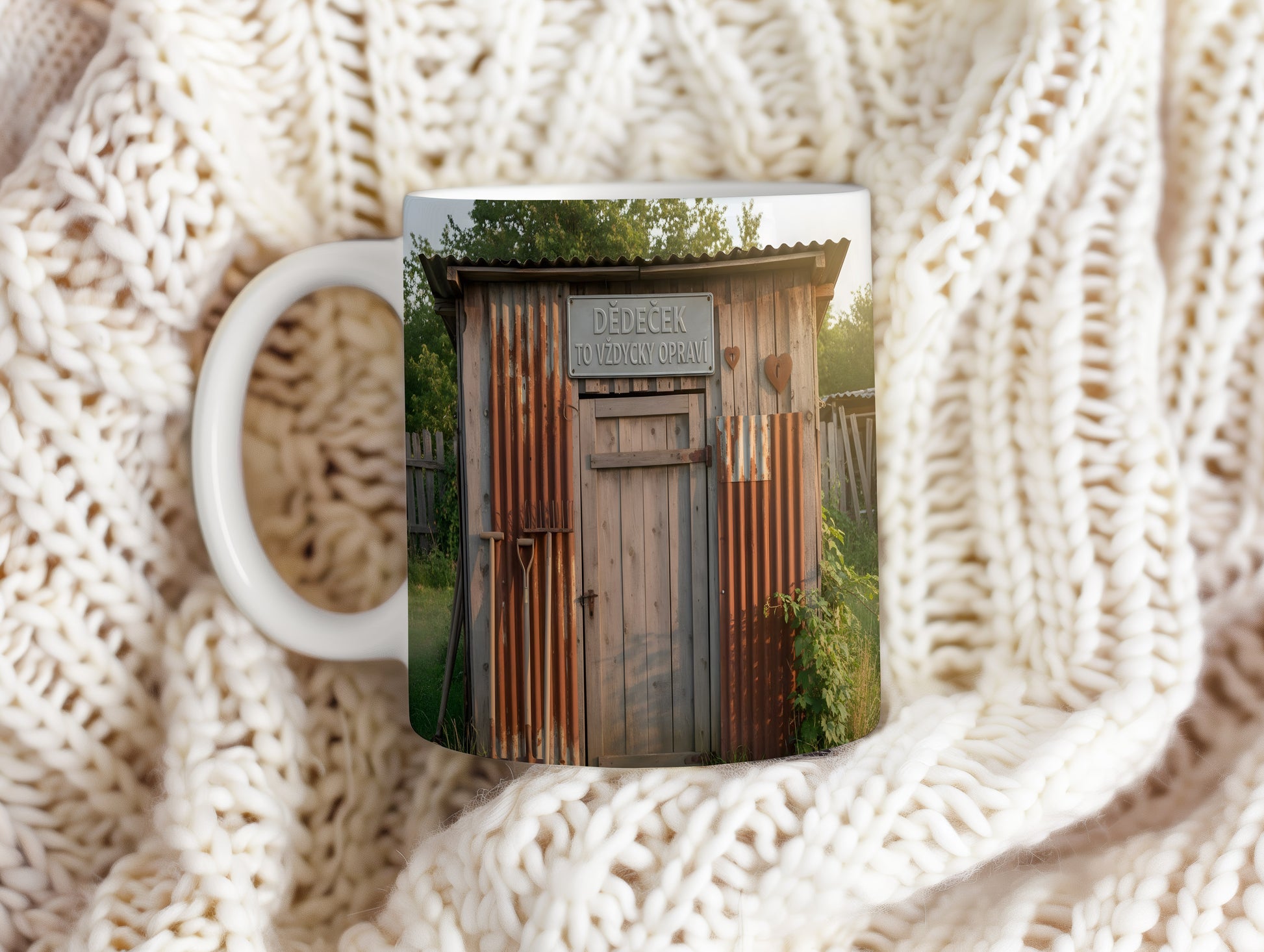 Rustikální hrnek s motivem dřevěného přístřešku a nápisem DĚDEČEK TO VŽDYCKY OPRAVÍ.