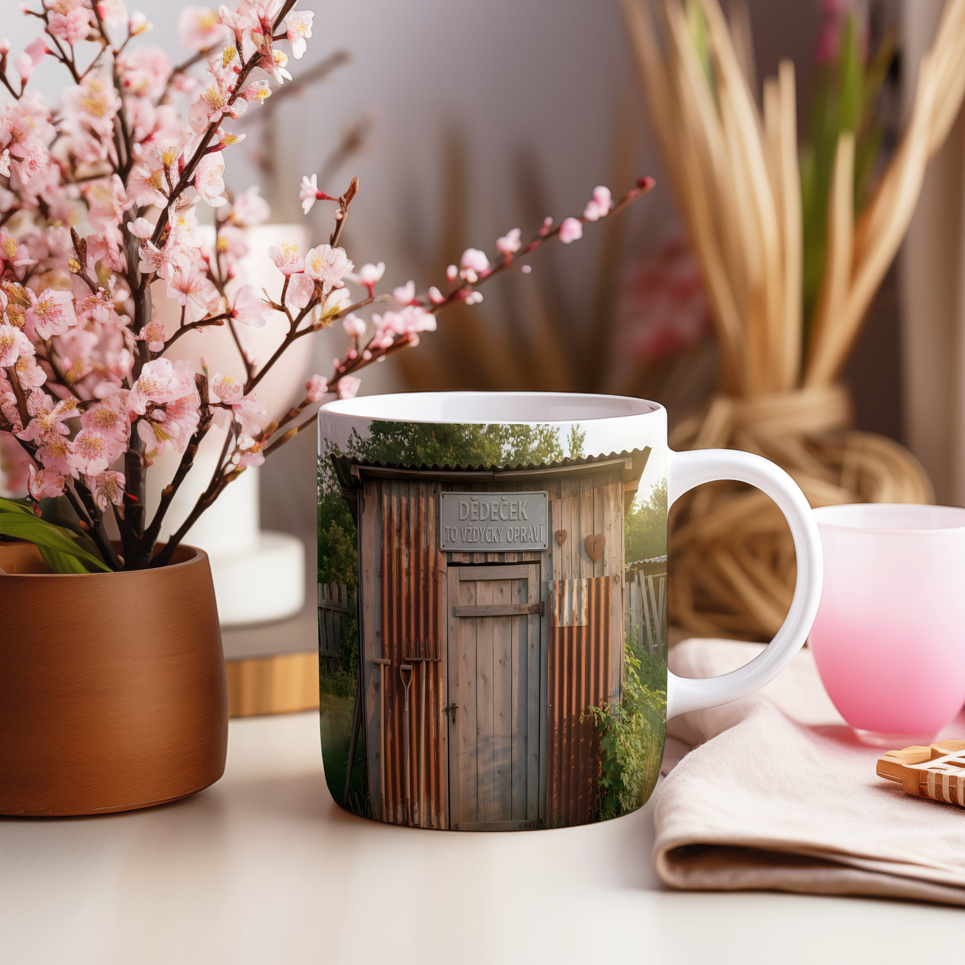 Rustikální hrnek s motivem dřevěného přístřešku a nápisem DĚDEČEK TO VŽDYCKY OPRAVÍ.