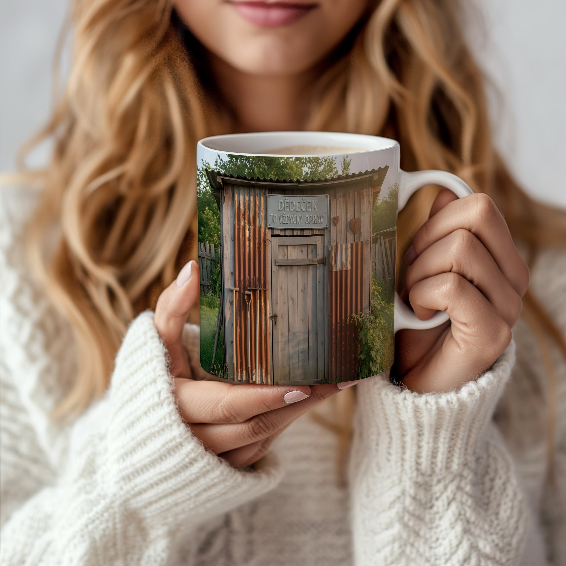 Rustikální hrnek s motivem dřevěného přístřešku a nápisem DĚDEČEK TO VŽDYCKY OPRAVÍ.