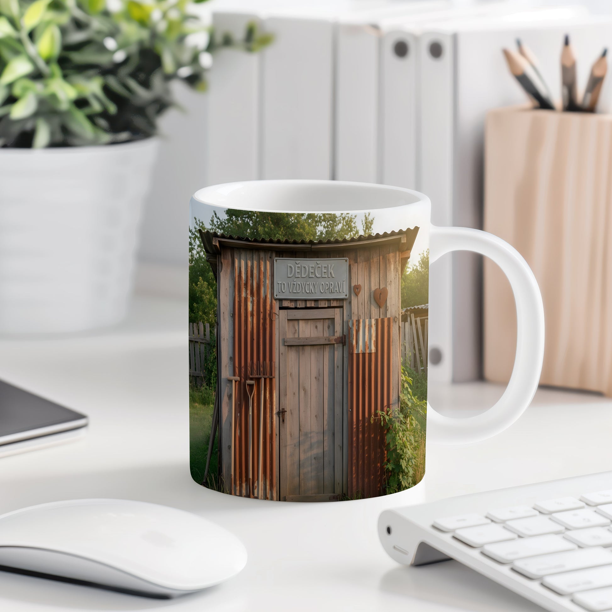 Rustikální hrnek s motivem dřevěného přístřešku a nápisem DĚDEČEK TO VŽDYCKY OPRAVÍ.