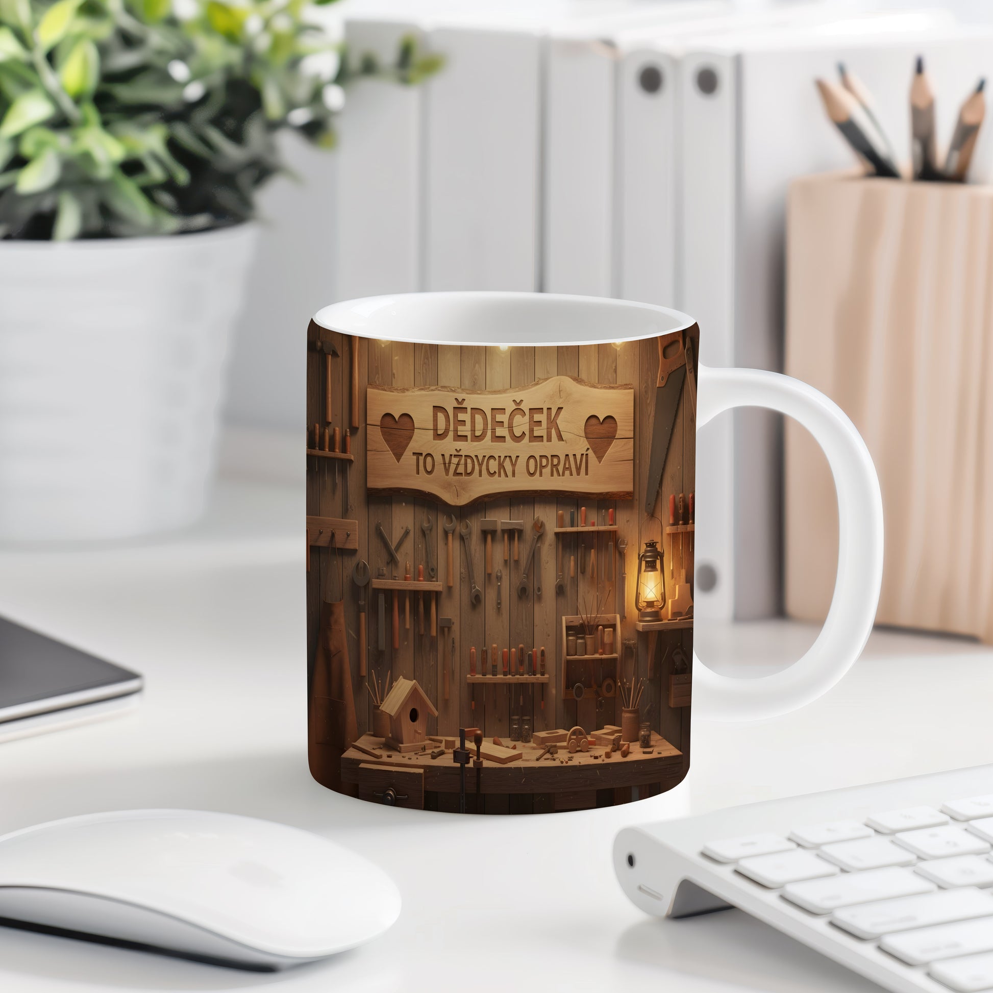 Hrnek s nápisem 'DĚDEČEK TO VŽDYCKY OPRAVÍ' a dílenským motivem.