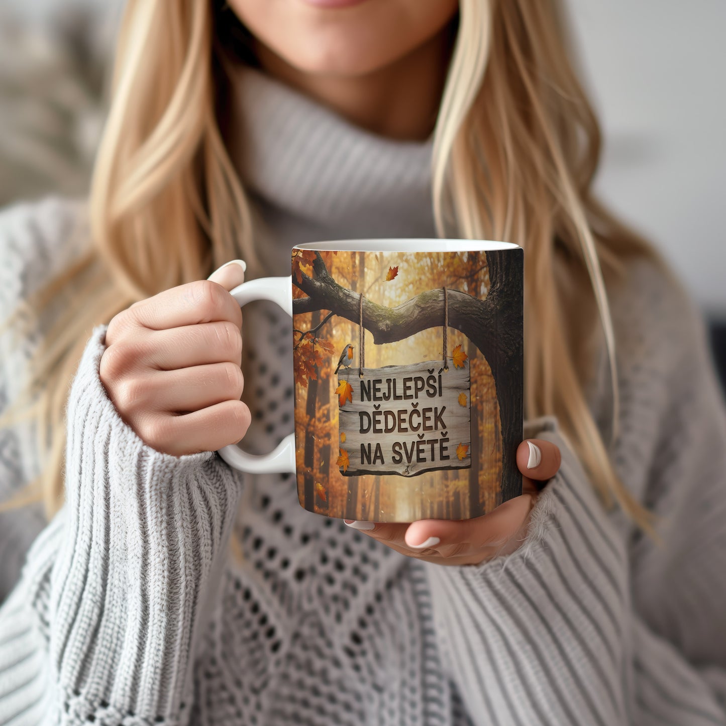 Hrnek s podzimním motivem a nápisem 'Nejlepší dědeček na světě'.
