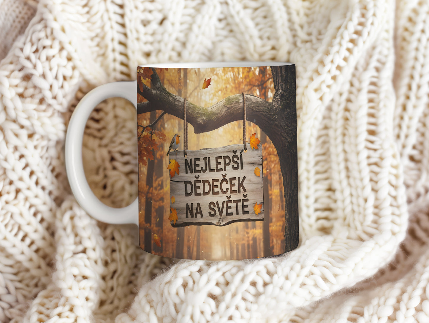 Hrnek s podzimním motivem a nápisem 'Nejlepší dědeček na světě'.